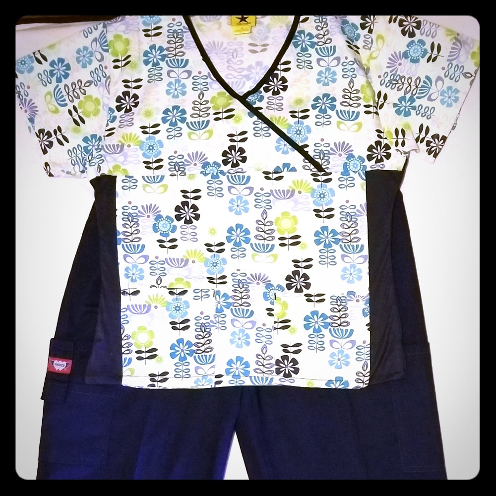 WOMENS MEDICAL UNIFORM SCRUB SET- Top&Pants Size S